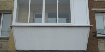 Балкон с выносом в три стороны. Подготовка под остекление, обшивка металлом парапета + крышка, холодное остекление